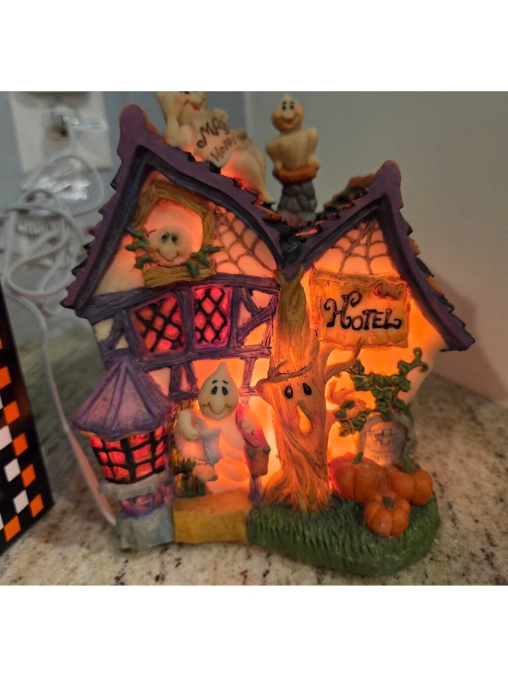 HALLOWEEN SPOOKY HOLLOW HOTEL Ghost & Pumpkin Lighted Resin House - Tested